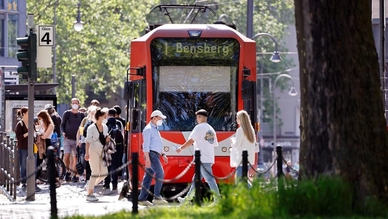 Eine KVB-Bahn der Linie 1 Richtung Bensberg steht an einer Haltestelle: Das 9-Euro-Ticket ist bundesweit im Öffentlichen Nahverkehr gültig.