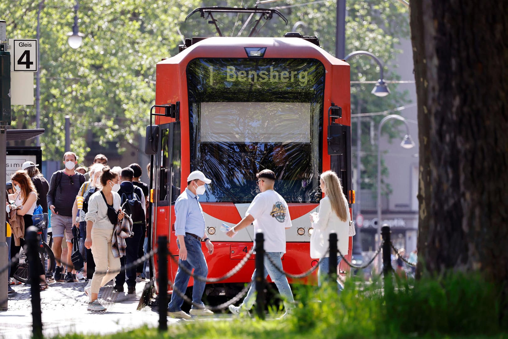 Eine KVB-Bahn der Linie 1 Richtung Bensberg steht an einer Haltestelle: Das 9-Euro-Ticket ist bundesweit im Öffentlichen Nahverkehr gültig.