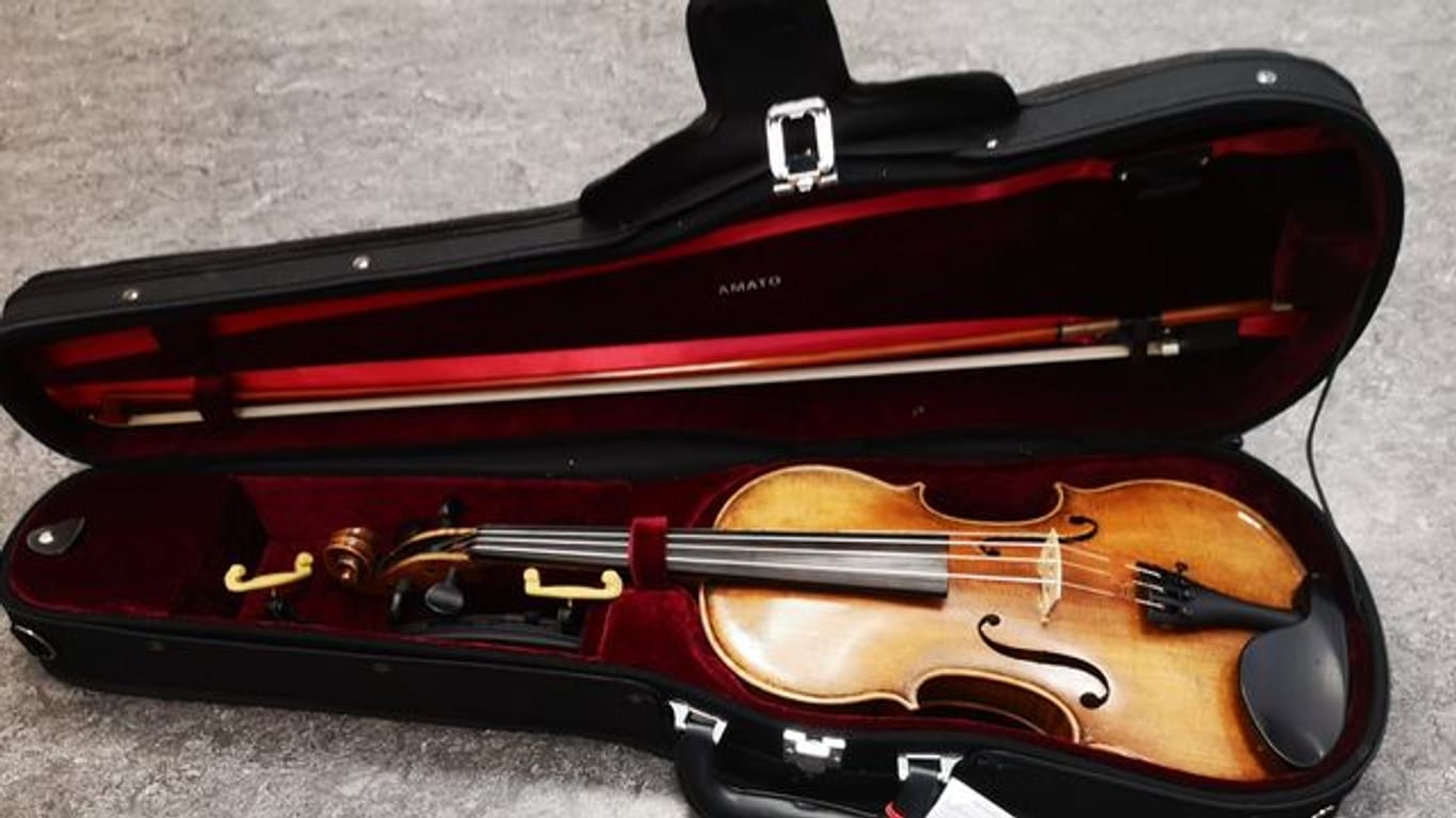 Der Nachbau einer Stradivari-Geige liegt in einem Geigenkoffer.