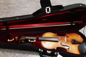 Der Nachbau einer Stradivari-Geige liegt in einem Geigenkoffer.