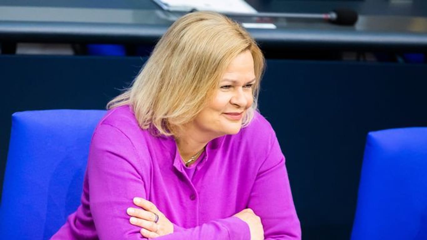 Nancy Faeser (SPD), Bundesministerin für Inneres und Heimat, sitzt im Plenum des Deutschen Bundestages.