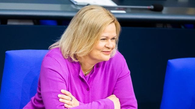 Nancy Faeser (SPD), Bundesministerin für Inneres und Heimat, sitzt im Plenum des Deutschen Bundestages.