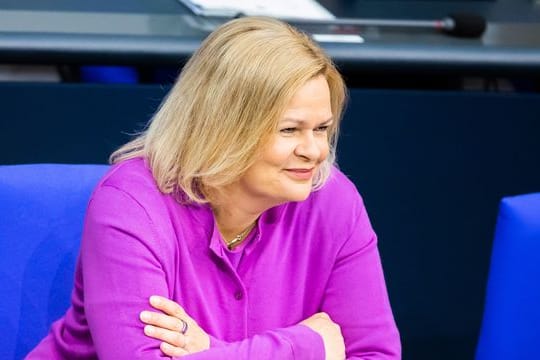 Nancy Faeser (SPD), Bundesministerin für Inneres und Heimat, sitzt im Plenum des Deutschen Bundestages.