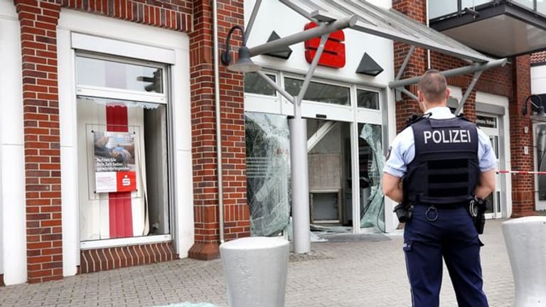 Die Sparkassenfiliale in Castrop-Rauxel: Zu den Schüssen wollte sich die Polizei zunächst nicht näher äußern.