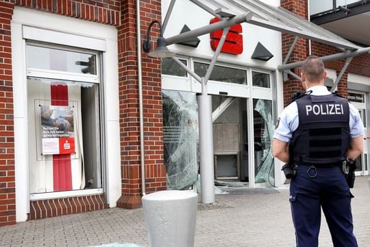 Die Sparkassenfiliale in Castrop-Rauxel: Zu den Schüssen wollte sich die Polizei zunächst nicht näher äußern.