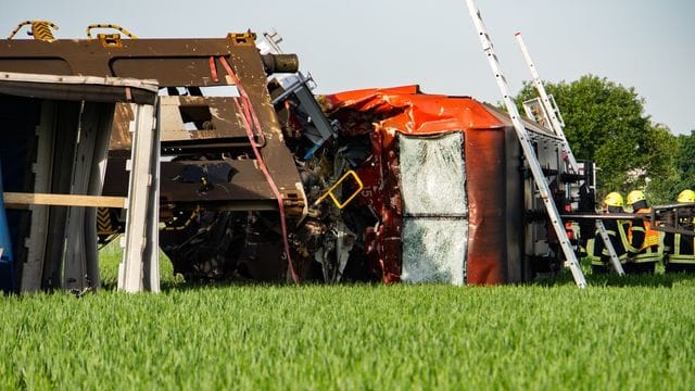 Eine Lok liegt neben den Gleisen auf einem Feld: Bei einem Unfall mit zwei Güterzügen in Südhessen ist ein Lokführer ums Leben gekommen.