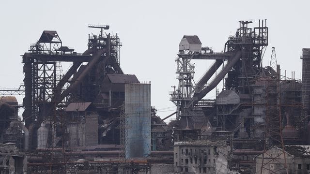 Blick auf das Azovstal-Werk in der Hafenstadt Mariupol.