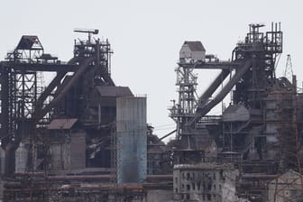 Blick auf das Azovstal-Werk in der Hafenstadt Mariupol.