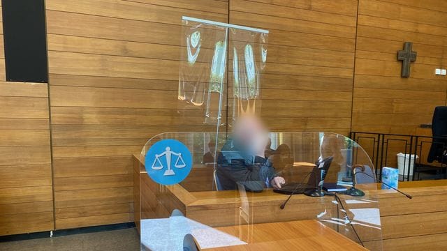 Der Angeklagte sitzt hinter einer Scheibe im Landgericht Traunstein: Er räumte einen Großteil der Vorwürfe ein. Der Angeklagte sitzt hinter einer Scheibe im Landgericht Traunstein: Er räumte einen Großteil der Vorwürfe ein.