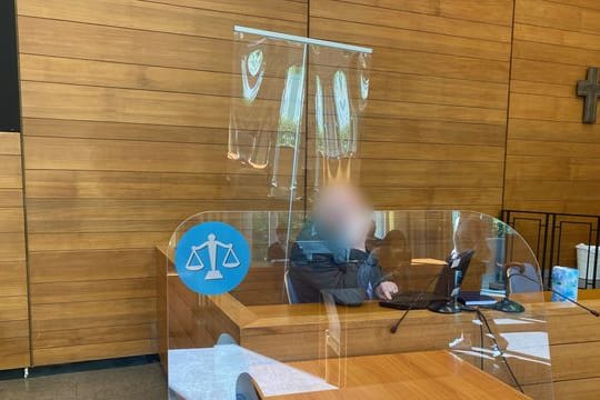 Der Angeklagte sitzt hinter einer Scheibe im Landgericht Traunstein: Er räumte einen Großteil der Vorwürfe ein.