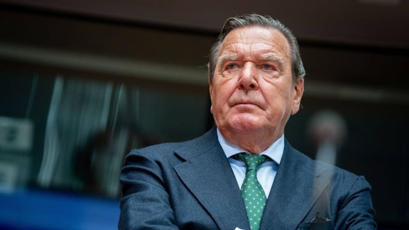 Der Haushaltsausschuss des Bundestages hat beschlossen, dass Gerhard Schröders Büro abgewickelt werden soll.
