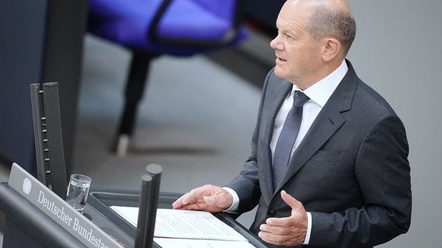 Bundeskanzler Olaf Scholz (SPD) hat der Frankfurter Eintracht zum Sieg in der Europa League gratuliert.