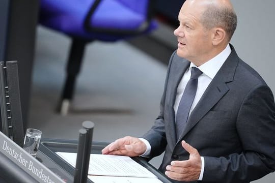 Bundeskanzler Olaf Scholz (SPD) hat der Frankfurter Eintracht zum Sieg in der Europa League gratuliert.