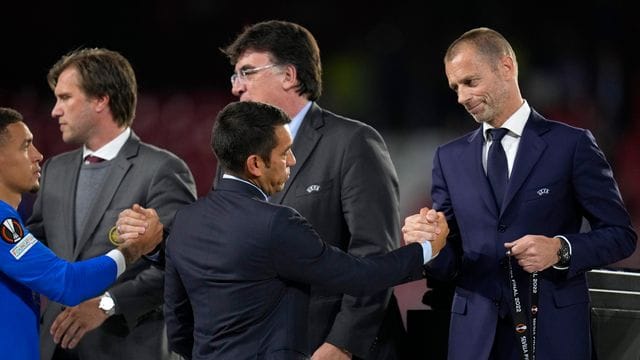 UEFA-Präsident Aleksander Ceferin (r) überreicht Rangers-Cheftrainer Giovanni van Bronckhorst eine Medaille für den zweiten Platz.