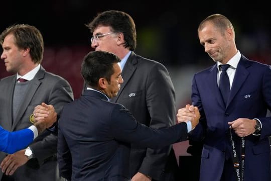 UEFA-Präsident Aleksander Ceferin (r) überreicht Rangers-Cheftrainer Giovanni van Bronckhorst eine Medaille für den zweiten Platz.