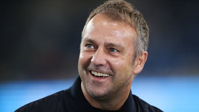 Bundestrainer Hansi Flick beantwortet lachend eine Frage in einem Interview. Bundestrainer Hansi Flick beantwortet lachend eine Frage in einem Interview.