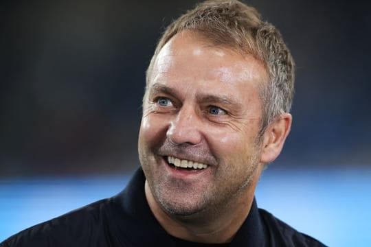 Bundestrainer Hansi Flick beantwortet lachend eine Frage in einem Interview.