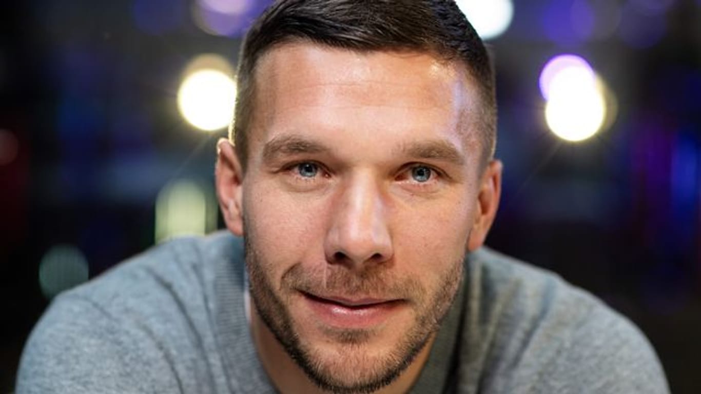 Der ehemalige deutsche Nationalspieler Lukas Podolski hat seinen Vertrag bei Gornik Zabrze um ein Jahr verlängert.