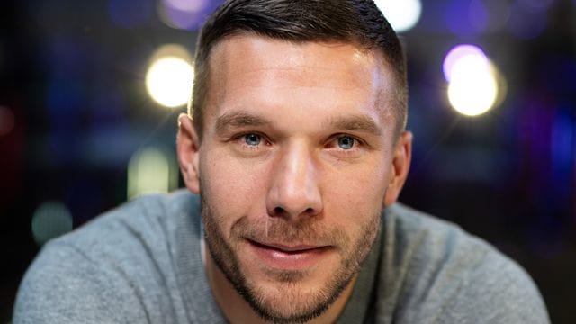 Der ehemalige deutsche Nationalspieler Lukas Podolski hat seinen Vertrag bei Gornik Zabrze um ein Jahr verlängert. Der ehemalige deutsche Nationalspieler Lukas Podolski hat seinen Vertrag bei Gornik Zabrze um ein Jahr verlängert.