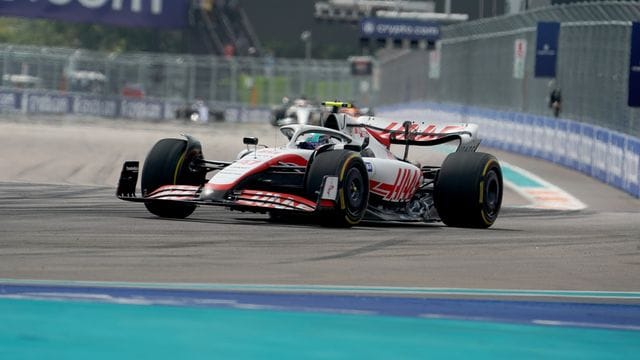 Formel-1-Pilot Mick Schumacher steuert den Haas-Boliden über die Rennstrecke.