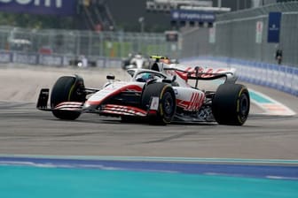 Formel-1-Pilot Mick Schumacher steuert den Haas-Boliden über die Rennstrecke.