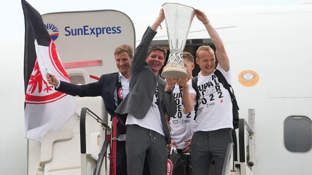 Da ist der Pott: Eintracht-Coach Oliver Glasner (l) und Kapitän Sebastian Rode präsentieren den Europa-Pokal nach der Landung.