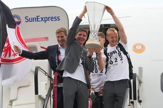 Da ist der Pott: Eintracht-Coach Oliver Glasner (l) und Kapitän Sebastian Rode präsentieren den Europa-Pokal nach der Landung.