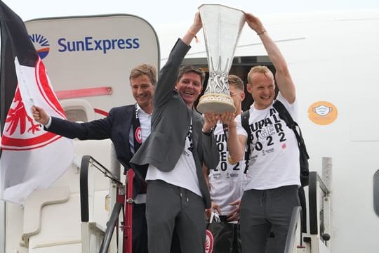 Da ist der Pott: Eintracht-Coach Oliver Glasner (l) und Kapitän Sebastian Rode präsentieren den Europa-Pokal nach der Landung.