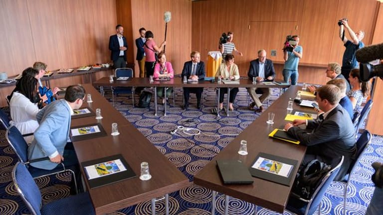 Die Verhandlungsteams von CDU (M), FDP (r) und Grünen in einem Kieler Hotel.