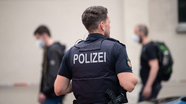 Amok in Bremerhaven? Für den 21-jährigen Schützen gibt es nun einen Haftbefehl. Amok in Bremerhaven? Für den 21-jährigen Schützen gibt es nun einen Haftbefehl.