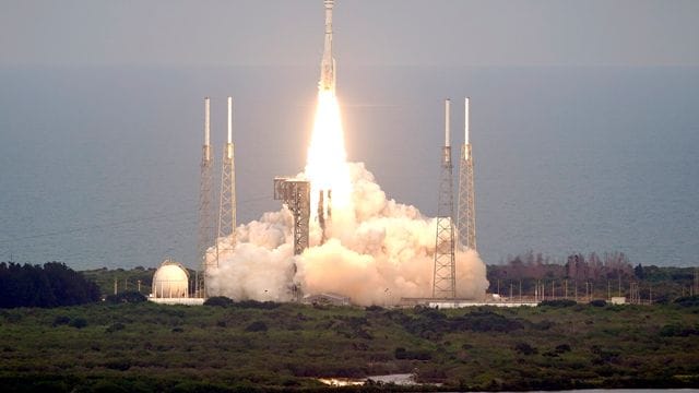 Eine United Launch Alliance Atlas V-Rakete mit der Boeing Starliner-Besatzungskapsel hebt ab. Eine United Launch Alliance Atlas V-Rakete mit der Boeing Starliner-Besatzungskapsel hebt ab.