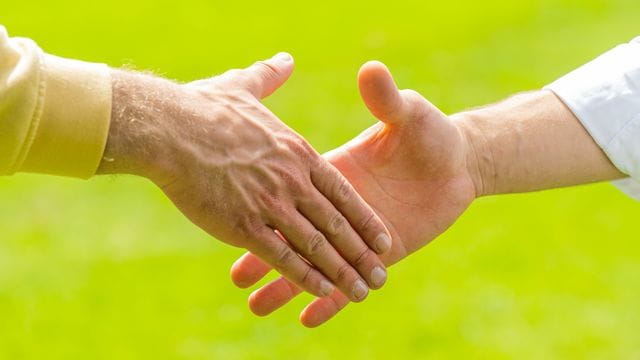 Auf das Händeschütteln wurde lange verzichtet - nun tun es aber wieder viele. Auf das Händeschütteln wurde lange verzichtet - nun tun es aber wieder viele.