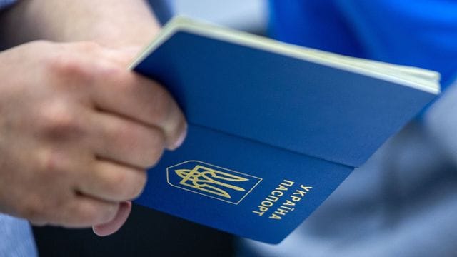 Für Menschen aus der Ukraine ist der Zugang zum deutschen Rentensystem erschwert: Erst wenn sie fünf Jahre Beiträge bezahlt haben, können sie auch eine Rente beziehen. Für Menschen aus der Ukraine ist der Zugang zum deutschen Rentensystem erschwert: Erst wenn sie fünf Jahre Beiträge bezahlt haben, können sie auch eine Rente beziehen.