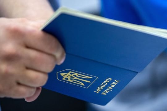 Für Menschen aus der Ukraine ist der Zugang zum deutschen Rentensystem erschwert: Erst wenn sie fünf Jahre Beiträge bezahlt haben, können sie auch eine Rente beziehen.