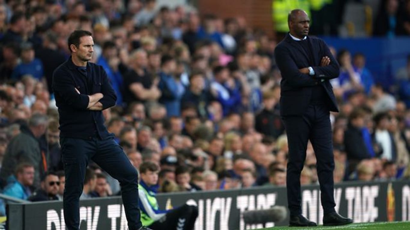 Evertons Trainer Frank Lampard (l) und Crystal-Palace-Trainer Patrick Vieira stehen während der Partie an der Seitenlinie.