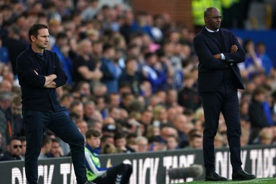 Evertons Trainer Frank Lampard (l) und Crystal-Palace-Trainer Patrick Vieira stehen während der Partie an der Seitenlinie.