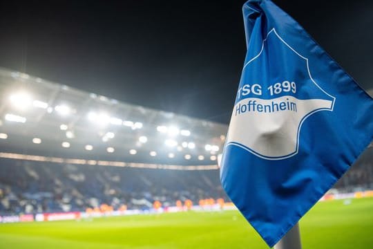 Eine Eckfahne mit dem Logo der TSG 1899 Hoffenheim steht im Stadion.