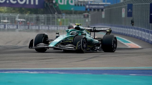 Formel-1-Pilot Sebastian Vettel steuert den Aston-Martin-Boliden auf der Strecke.