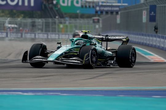 Formel-1-Pilot Sebastian Vettel steuert den Aston-Martin-Boliden auf der Strecke.