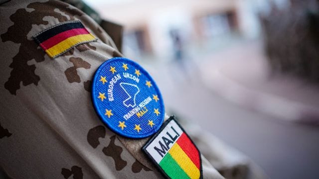 Das Emblem der "European Union Training Mission" (EUTM) auf dem Uniformärmel eines Bundeswehrsoldaten. Das Emblem der "European Union Training Mission" (EUTM) auf dem Uniformärmel eines Bundeswehrsoldaten.