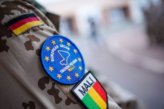 Das Emblem der "European Union Training Mission" (EUTM) auf dem Uniformärmel eines Bundeswehrsoldaten.