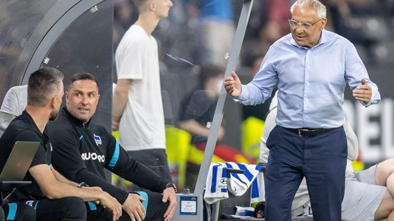 Hertha-Trainer Felix Magath (r) steht mit den Berlinern vor dem Abstieg.