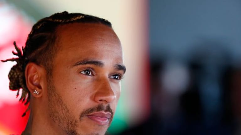 Der Brite Lewis Hamilton vom Team Mercedes spricht in Barcelona mit Journalisten.