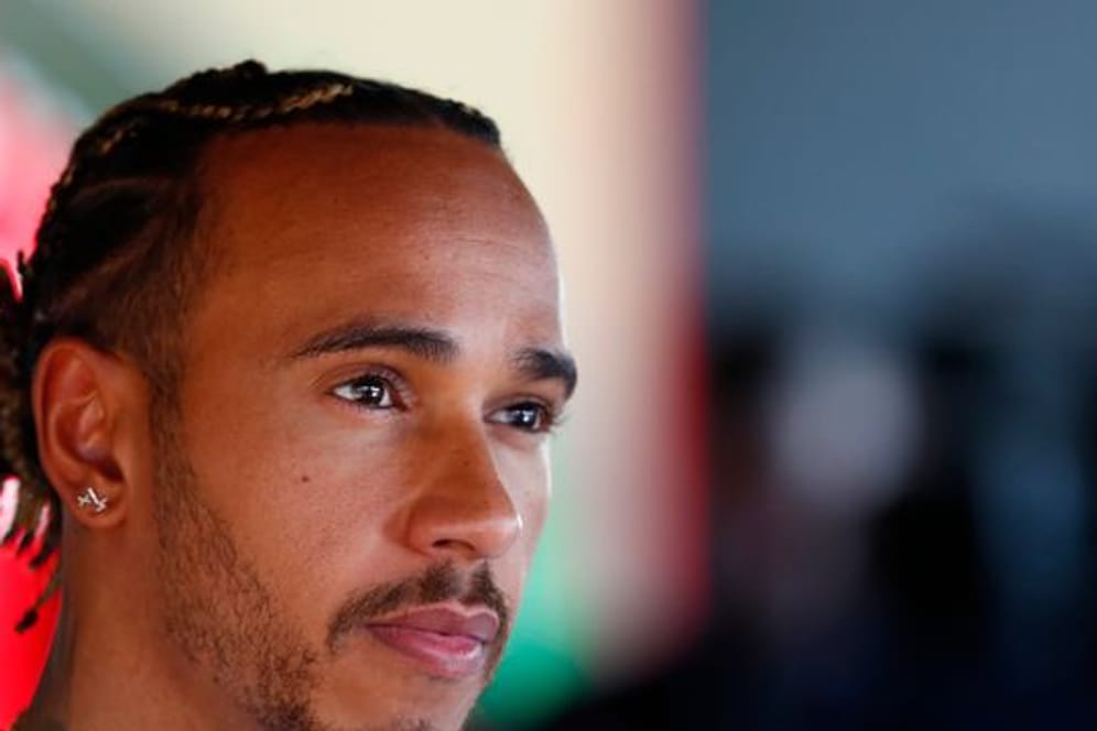 Der Brite Lewis Hamilton vom Team Mercedes spricht in Barcelona mit Journalisten.
