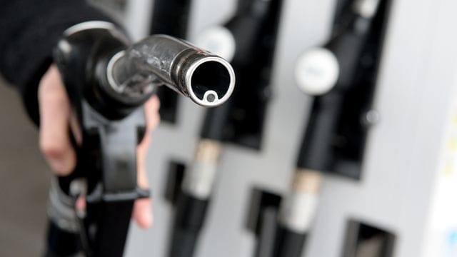 Die extrem gestiegenen Spritpreise werden von Juni bis August durch eine Senkung der Energiesteuer gedrückt.