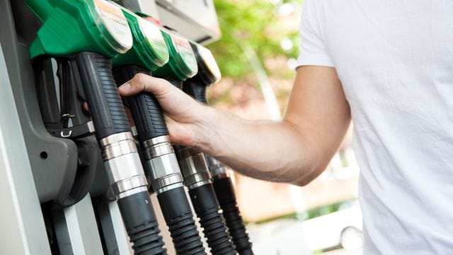 Start des Tankrabatts: Autofahrer sollten nicht sofort an die Zapfsäule stürmen.