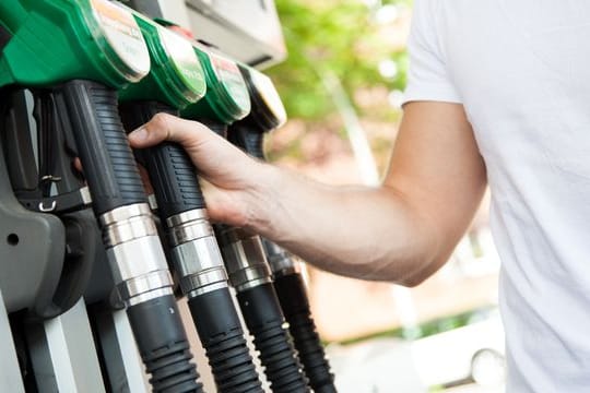 Start des Tankrabatts: Autofahrer sollten nicht sofort an die Zapfsäule stürmen.