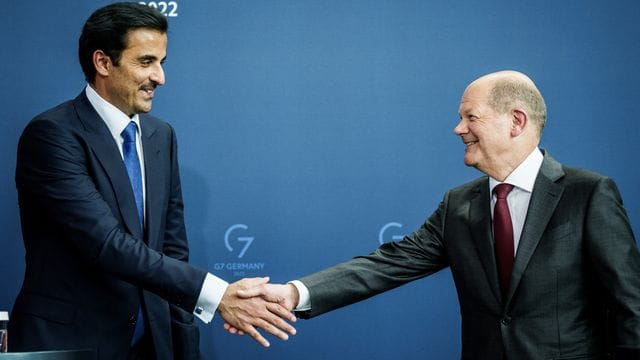 Der Emir von Katar (l), Scheich Tamim Bin Hamad Al Thani, gibt Bundeskanzler Olaf Scholz (SPD) im Kanzleramt nach einer Pressekonferenz die Hand.