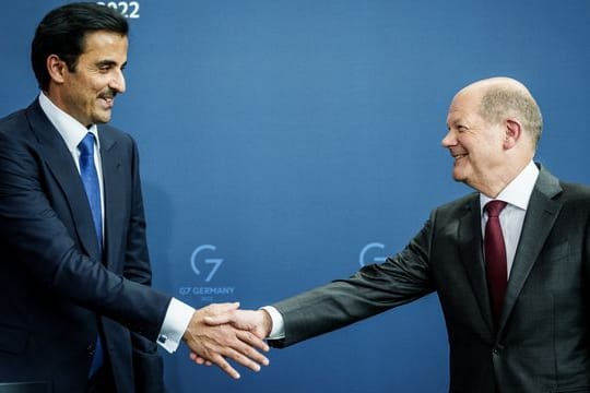 Der Emir von Katar (l), Scheich Tamim Bin Hamad Al Thani, gibt Bundeskanzler Olaf Scholz (SPD) im Kanzleramt nach einer Pressekonferenz die Hand.