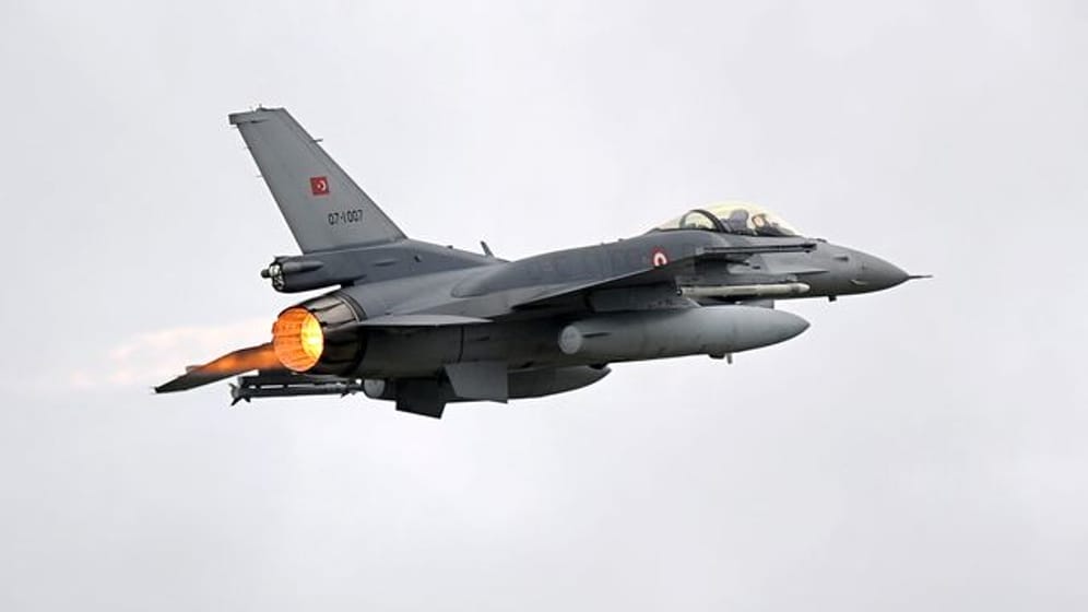 Ein Kampfflugzeug der türkischen Luftwaffe vom Typ F-16 startet vom Flugplatz Wittmund aus.